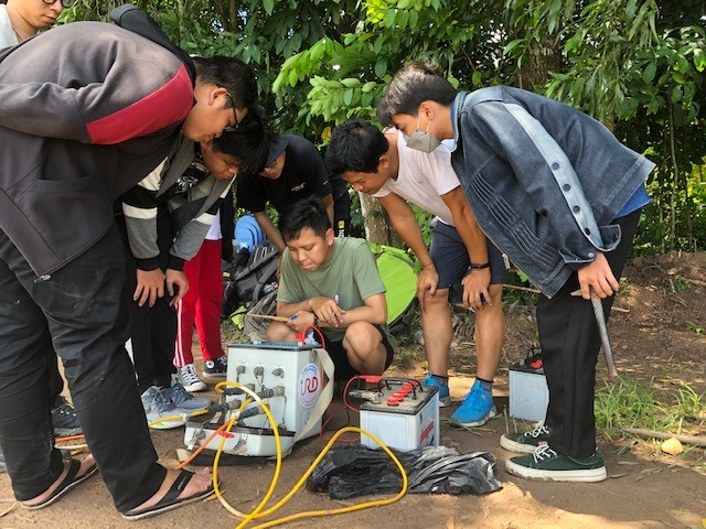 Geophysical acquisition using ERT method: the central unit and students learning the use of the equipment. 