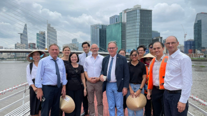 FIELD VISIT OF THE FRENCH SENATE DELEGATION WITH CARE ON THE SAIGON RIVER